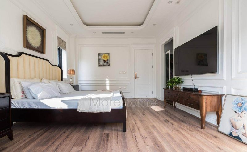 Kệ tivi trong phòng ngủ làm từ chất liệu gỗ óc chó mang đường nét tân cổ điển