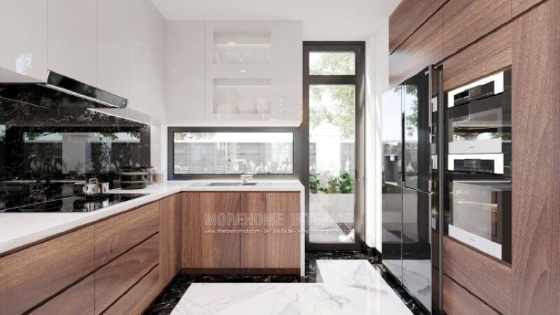 Không giống như thiết kế nội thất phòng bếp biệt thự thông thường, bạn có thể tách rời tủ bếp mà vẫn đảm bảo công năng, thẩm mỹ, một bên tủ bếp phụ trách nhiệm vụ nấu nướng, bên còn lại để các đồ như tủ lạnh, lò vi sóng, lò nướng,…
