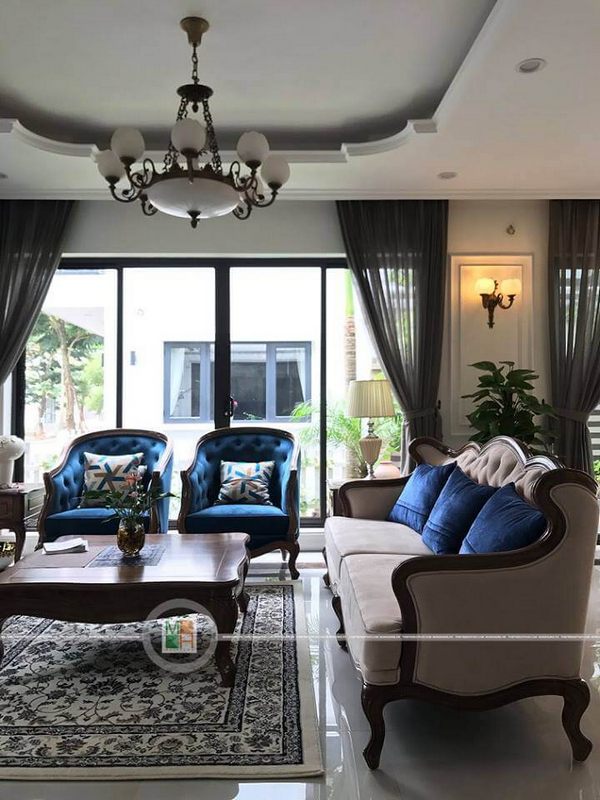 Mẫu sofa phòng khách có thiết kế theo phong cách cổ điển với chất liệu gỗ óc chó tinh tế và đẹp mắt.