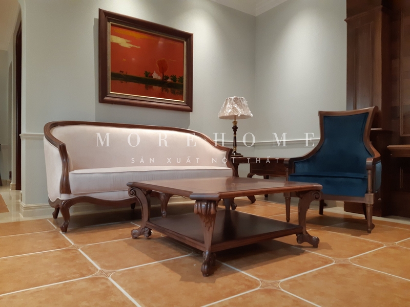 Chạm khắc tỉ mỉ và sắc nét, công việc thi công bàn trà vuông gỗ óc chó tân cổ điển sẽ được thực hiện một cách tinh tế.